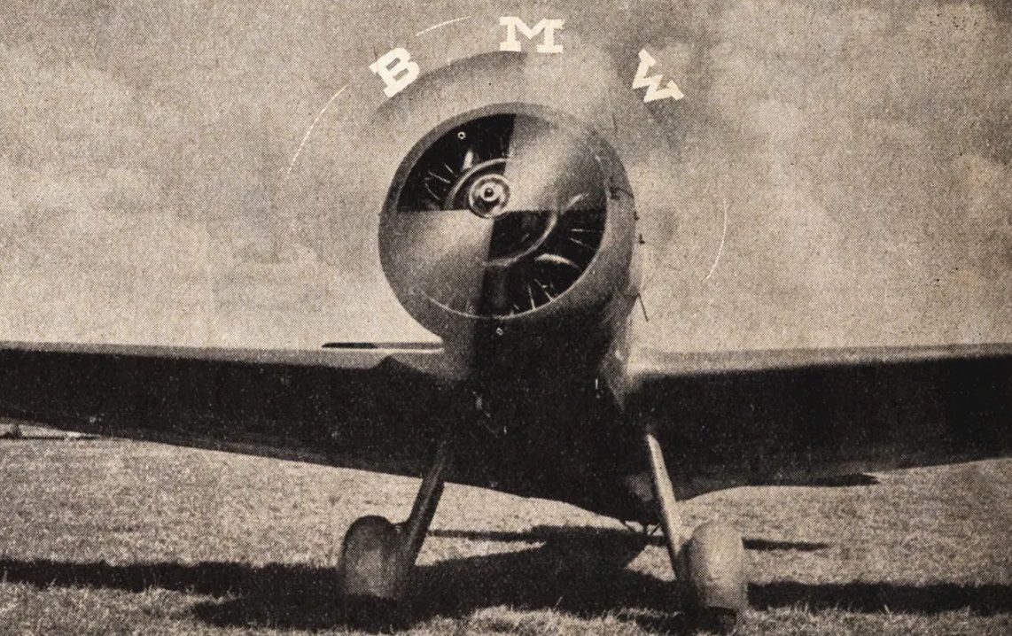 Логотип БМВ на фоне пропеллера