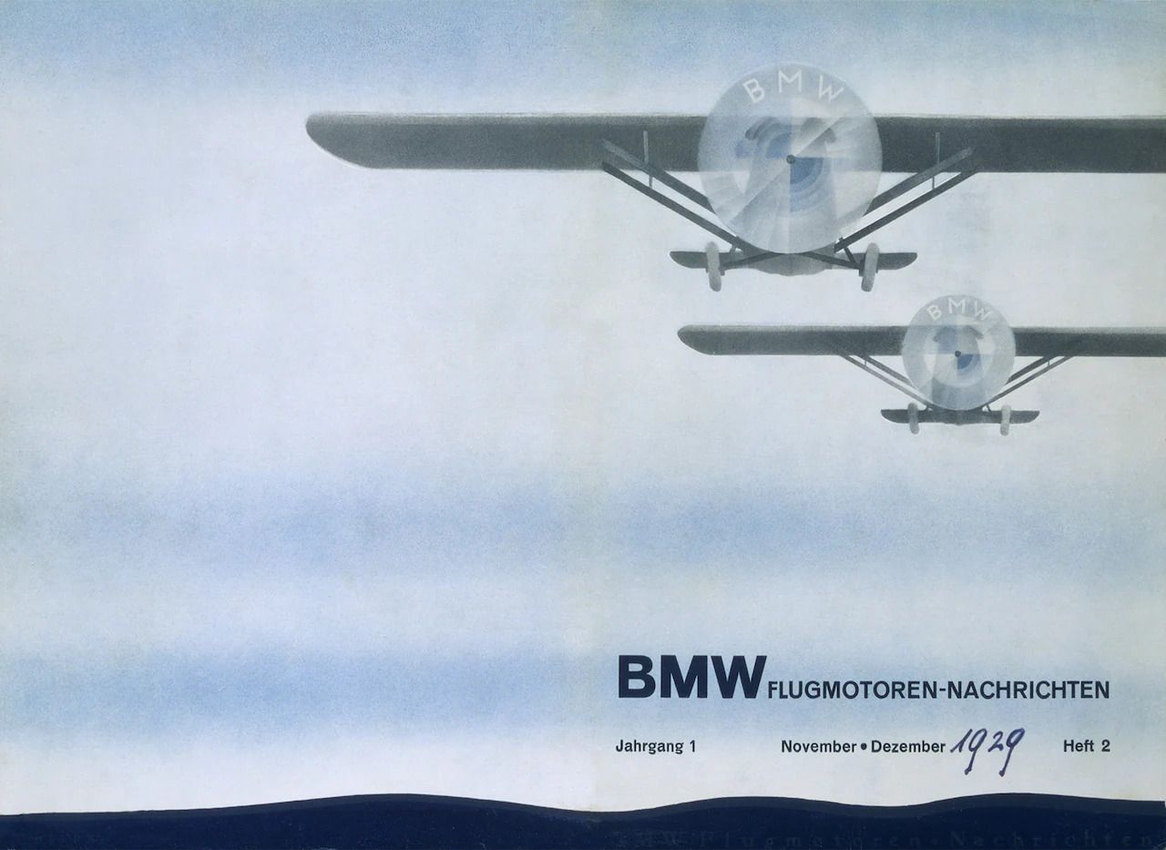 Самолет и лого BMW